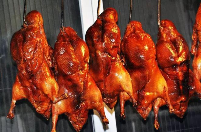 活鸭120元做成烤鸭25元！利润还有36%得知原因后：敢放心吃了